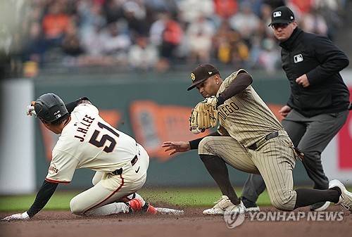 2루로 슬라이딩하는 이정후. ⓒ연합뉴스