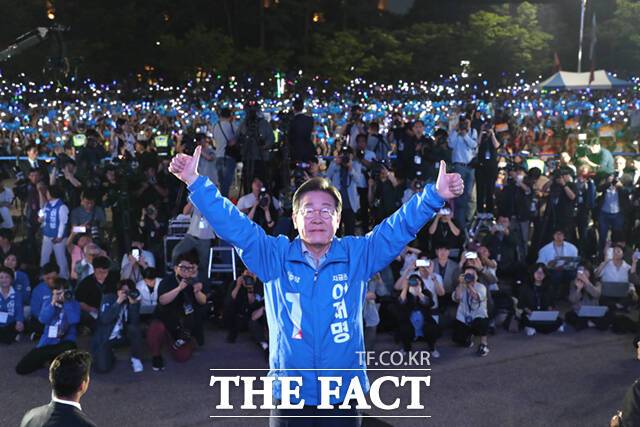 이재명 대통령은 민주주의의 정상화라는 공약의 방점을 검찰개혁에 찍었다. 이재명 더불어민주당 대선 후보가 선거유세 마지막날인 2일 오후 ​서울 여의도공원 문화의마당에서 열린 집중유세에서 손을 들고 포즈를 취하고 있다. /배정한 기자