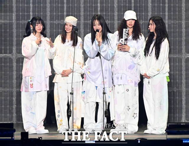 걸그룹 뉴진스가 소셜 미디어에 "어제 편지 읽었는데 마음이 너무 좋아졌어. 보고 싶어졌어. 그래서 그냥 와봤어"라고 적었다. 사진은 지난해 '2024 더팩트 뮤직 어워즈' 참석 당시 모습. /이새롬 기자