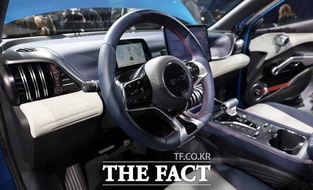 국내 출시 차량에는 유럽·일본 등에서 판매되는 15.6인치 고정형 디스플레이 대신 12.8인치 회전형 디스플레이가 적용됐다. BYD 아토3 내부. /뉴시스