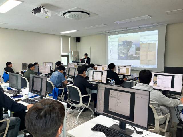 한국교통안전공단(TS) 관계자가 산업계 드론임무특화 전문인력 양성교육 과정에서 이론교육을 하고 있다.