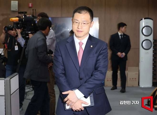 국민의힘을 탈당한 무소속 김상욱 의원이 5월 15일 국회 소통관에서 이재명 더불어민주당 대선 후보에 대한 지지 선언을 위해 들어서고 있다. 김현민 기자