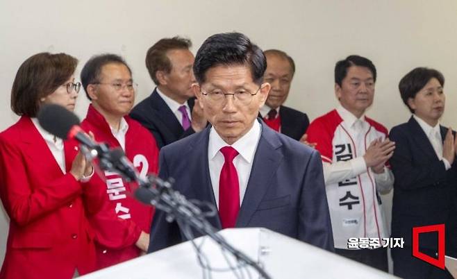 제21대 대통령 선거에서 이재명 더불어민주당 대선 후보에게 패배한 김문수 국민의힘 대선후보가 4일 서울 여의도 당사에서 대선 승복 기자회견을 하기 위해 단상으로 걸어가고 있다. 윤동주 기자