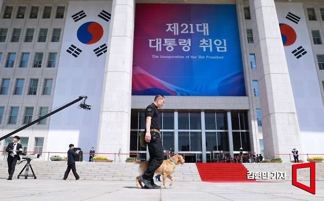4일 이재명 대통령의 취임 행사가 열릴 국회 본청 주위에서 경찰특공대원 경계 근무를 하고 있다. 2025.6.4 김현민 기자