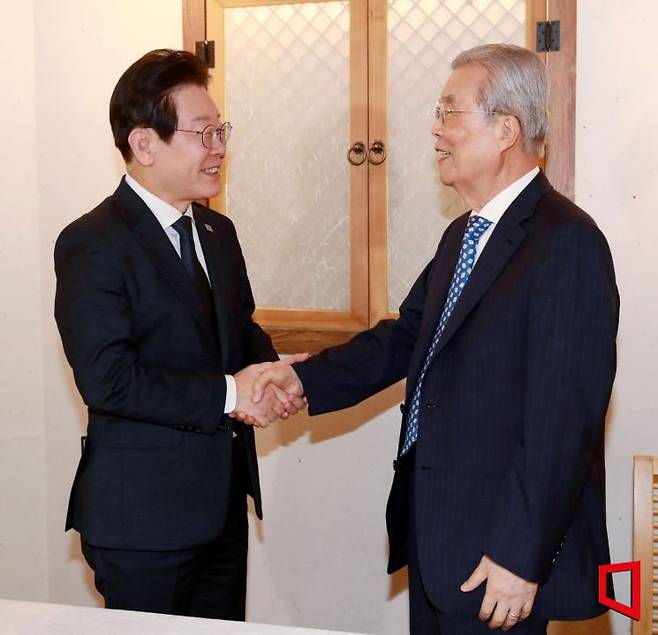 지난해 9월 이재명 당시 더불어민주당 대표와 김종인 전 국민의힘 비상대책위원장이 서울 종로구 광화문의 한 식당에서 만나 인사하고 있다. 국회사진기자단