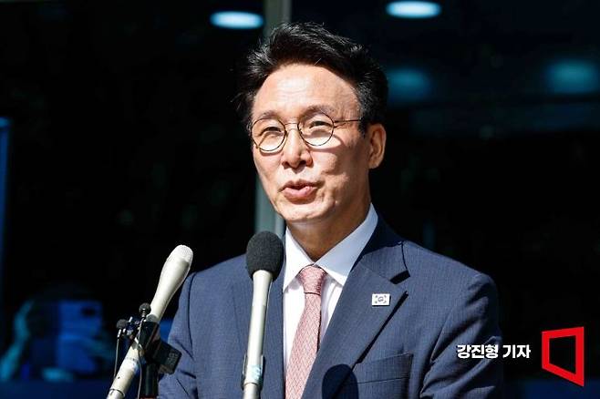 김민석 국무총리 후보자가 5일 서울 종로구 금융감독원 연수원에 마련된 인사청문사무실에 출근하며 취재진 질문에 답하고 있다. 2025.6.5. 강진형 기자