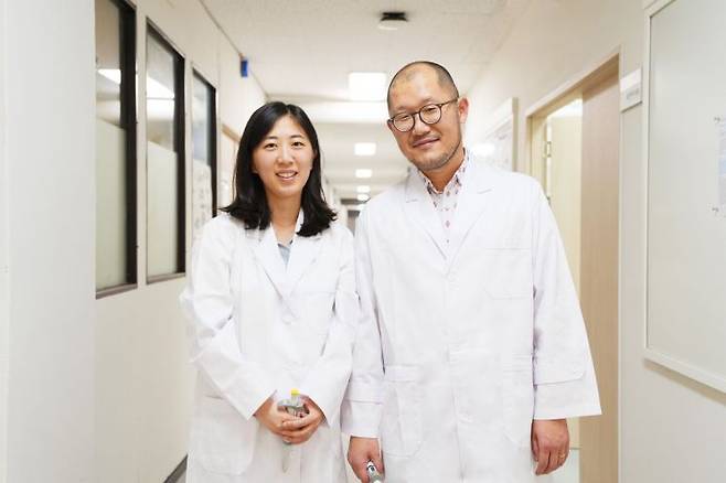 왼쪽부터 미국 워싱턴대 박사후연구원 정지선 박사, 이재우 아주대학교 생명과학과 교수. 아주대학교