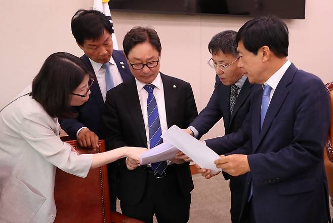 박범계 법사위 소위원장이 4일 오후 서울 여의도 국회에서 열린 법제사법위원회 소위원회의를 마친뒤 법원조직법 일부개정법률안 등과 관련 민주당 이성윤 의원 및 전문위원들과 검토하고 있다. /남강호 기자