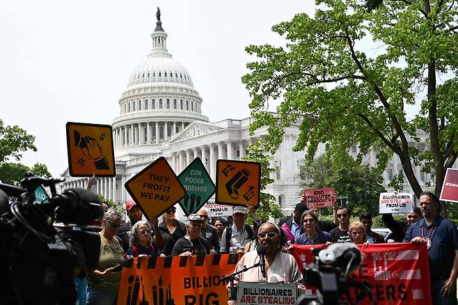 지난 3일 미국 워싱턴 DC 연방 의회 앞에서 트럼프와 공화당의 감세 법안에 반대하는 시민단체들이 모여 항의 시위를 벌이고 있다. /AFP 연합뉴스