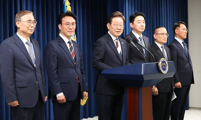 이재명 대통령이 4일 오후 서울 용산 대통령실에서 국무총리와 대통령 비서실장, 국가안보실장, 국가정보원장, 대통령경호처장 인선을 발표하고 있다. 왼쪽부터 이종석 국정원장 후보자, 김민석 총리 후보자, 이 대통령, 강훈식 비서실장, 위성락 안보실장, 황인권 경호처장. /뉴스1