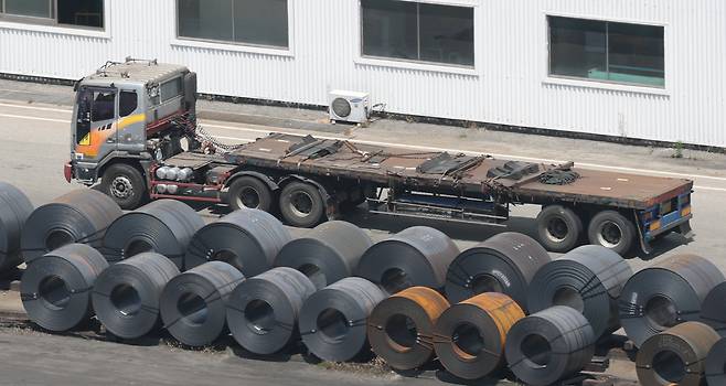 경기 평택시 포승읍 평택항 수출 야적장에 철강 제품이 쌓여있는 모습. /뉴스1