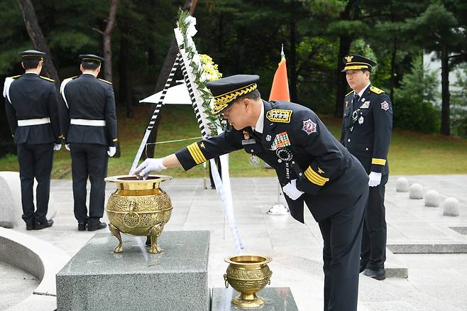 허석곤 소방청장이 작년 6월 충남 천안시 소방충혼탑을 찾아 참배하고 있다. /소방청