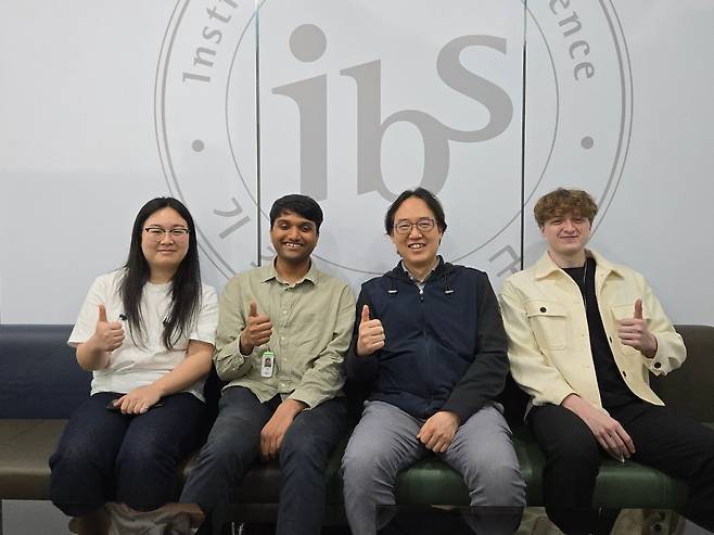 왼쪽부터 청 멍웨이(Mengwei Cheng), 프라즈왈 왈케(Prajwal Walke) 박사과정생, 구본경 기초과학연구원(IBS) 단장, 토마스 클롬프스트라(Thomas Maarten Klompstra) 박사과정생./대전=홍아름 기자