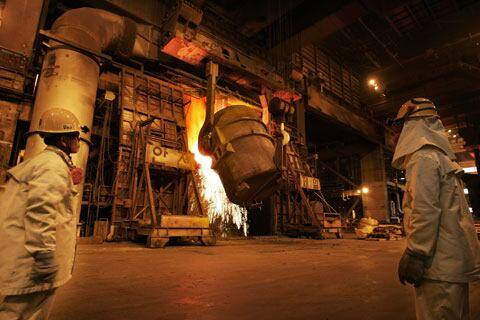 전남 광양 한 제철소의 작업 모습. /조선DB
