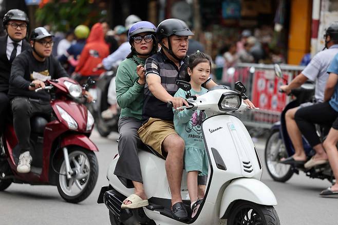 베트남 수도 하노이 도심에서 사람들이 오토바이를 타고 이동하고 있다. /연합뉴스