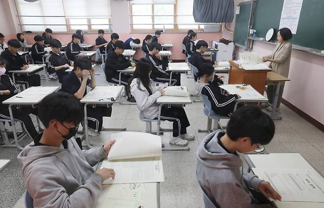 지난달 8일 오전 경기 화성시 동탄고등학교에서 3학년 학생들이 2025년 5월 전국연합학력평가를 치르고 있다. 사진은 기사 내용과 직접적인 관련 없음. /뉴스1