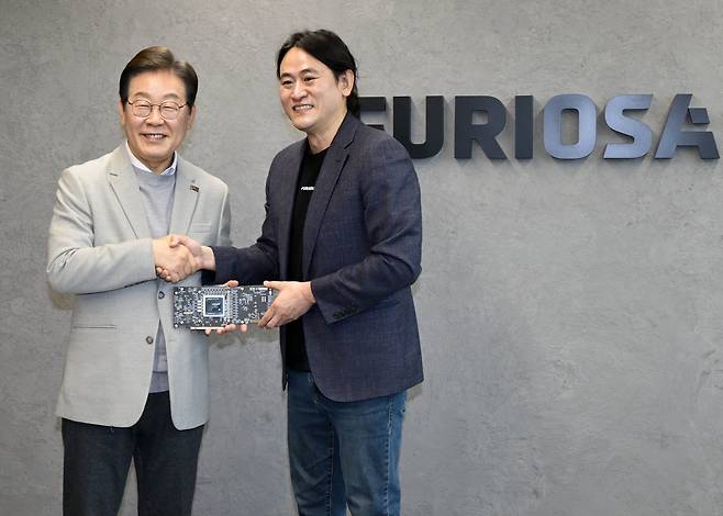 이재명 당시 더불어민주당 대선 예비후보가 지난 14일 서울 강남구 퓨리오사AI에서 백준호 퓨리오사AI 대표와 기념 촬영을 하고 있다./국회사진취재단