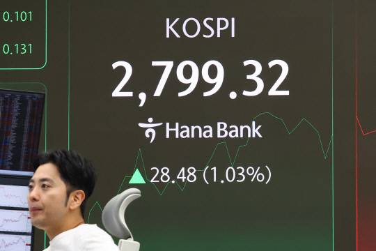 5일 오전 서울 중구 하나은행 본점 딜링룸 현황판에 코스피가 표시돼 있다. 이날 코스피는 전장보다 19.49p(0.70%) 오른 2,790.33로 시작했다. 연합뉴스