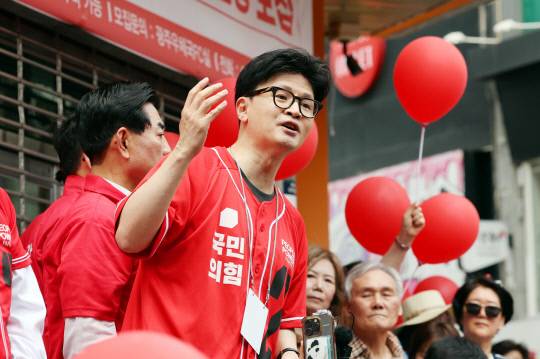 제21대 대통령선거 사전투표 첫날인 지난달 29일 오후 광주 동구 충장로우체국 앞에서 국민의힘 한동훈 전 대표가 유세하고 있다. 연합뉴스