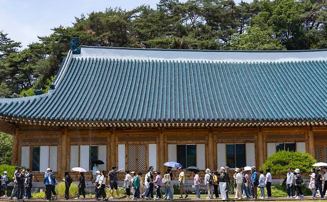 5일 서울 종로구 청와대 내 대통령 관저가 관람객들로 붐비고 있다. ⓒ연합뉴스