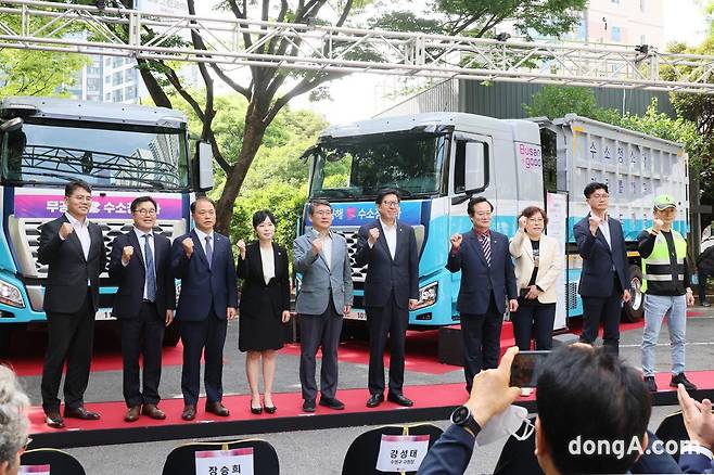 부산시청 주차장에서 열린 현대차 수소청소차 시민공개행사에서 (왼쪽부터) 홍정호 현대차 부산지역본부장 상무와 신승규 에너지&수소정책담당 전무, (왼쪽에서 여섯번째) 박형준 부산시장 등 주요 관계자들이 기념사진을 촬영하고 있다.