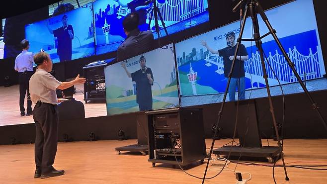 방승찬 ETRI 원장이 5일 서울 강남 코엑스에서 열린 'ETRI 컨퍼런스'에서 서울-대전-부산간 가위바위보 시연을 통해 6G 통신의 저지연성을 선보이고 있다. 한국전자통신연구원(ETRI) 제공