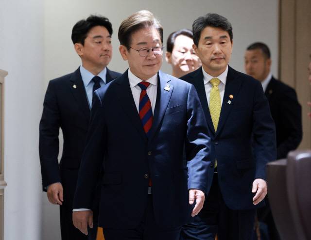 이재명 대통령이 5일 서울 용산 대통령실 청사에서 열린 국무회의에 입장하고 있다. [대통령실통신사진기자단]