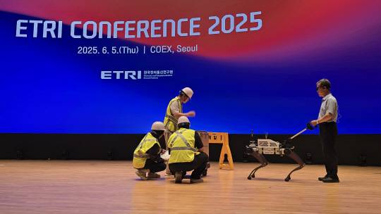 5일 서울 코엑스에서 열린 'ETRI 컨퍼런스 2025'에 선보인 시각장애인을 위한 AI안내 로봇 '에디(EDDI)'. ETRI 제공