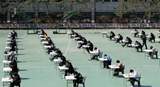 image.png [단독] 조직화 된 설계사 대리 시험…결국 보험 협회가 고소, 73명 적발