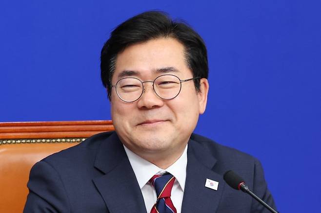 (서울=뉴스1) 안은나 기자 = 박찬대 더불어민주당 대표 직무대행 겸 원내대표가 5일 오전 서울 여의도 국회에서 열린 최고위원회의에 참석해 미소짓고 있다. 2025.6.5/뉴스1 /사진=뉴스1화상