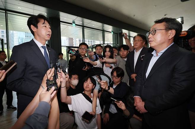 국회 과학기술정보방송통신위원회 소속 이훈기 더불어민주당 의원(왼쪽)이 5일 최태원 SK그룹 회장에게 SK텔레콤 해킹 사태에 따른 위약금 면제를 요청하기 위해 서울 종로구 SK서린빌딩을 방문한 뒤 유영상 SK텔레콤 대표와 대화를 하고 있다. 뉴시스