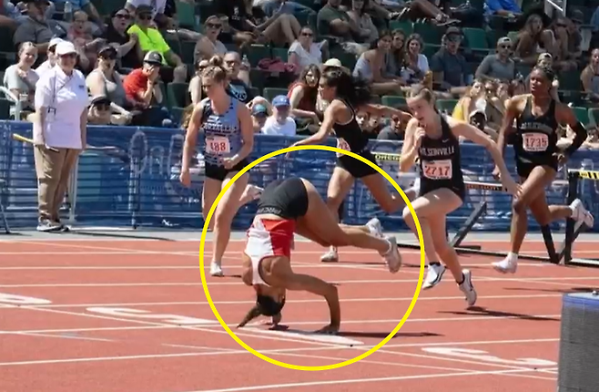 지난 5월31일 미국 오리건 유진에서 열린 오리건 고교스포츠연맹(OSAA) 미드웨스턴 리그(7개 고교)의 여자 100m 허들 결승전에서 서스턴고등학교 3학년 브루클린 앤더슨이 결승선 직전 넘어지자 앞구르기를 돌며 결승선을 통과했다. /사진=KBS뉴스 캡처