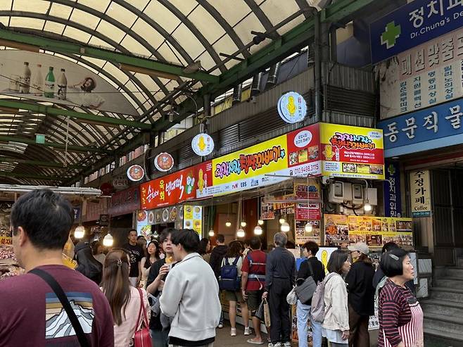 광장시장을 찾은 젊은 시민들. 사진=이현정 수습기자