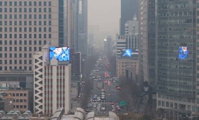 서울 종로구 한 빌딩에서 바라본 서울 도심 모습.