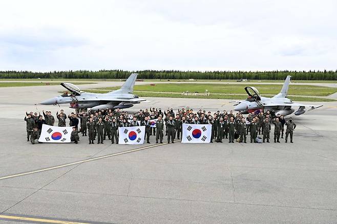 4일(현지시간) 미국 알래스카주 아일슨 기지에 무사히 도착한 공군 훈련요원들이 성공적인 훈련을 다짐하며 단체 사진을 찍고 있다. 공군 제공