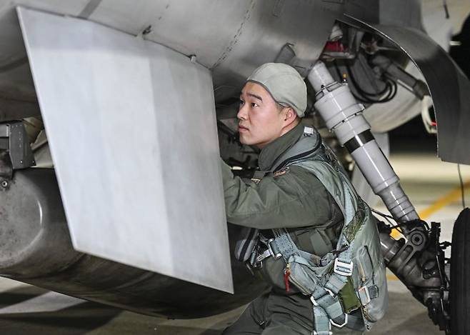 2025년 레드플래그 알래스카에 참가하는 페리(Ferry) 조종사가 5일 공군 충주기지에서 이륙하기 전 KF-16 전투기를 점검하고 있다. 공군 제공