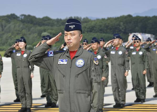 지난 3일 공군 충주기지에서 진행된 '25년 레드플래그 알래스카 출정식에서 훈련 참가요원들이 국기에 대한 경례를 하고 있다. 공군 제공