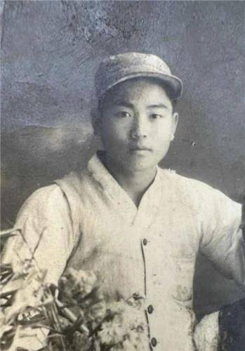 국방부유해발굴감식단이 지난해 11월 강원도 철원군 원남면 주파리 일대에서 발굴한 유해의 신원을 국군 제11사단 소속 고 조영호 일병으로 확인했다고 5일 밝혔다. 어린 두 딸을 두고 조국을 지키기 위해 6·25전쟁에 참전했다가 정전협정 체결 직전 전사한 호국영웅이 72년 만에 가족의 품으로 돌아왔다. 사진은 고 조영호 일병 생전 모습. 국방부 제공