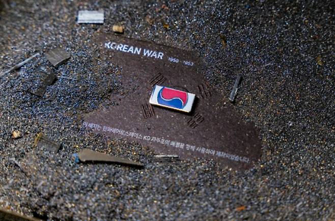 국가보훈부가 국산 K9 자주포 철로 만든 '121723 끝까지 찾아야 할 태극기' 배지. (사진=국가보훈부)