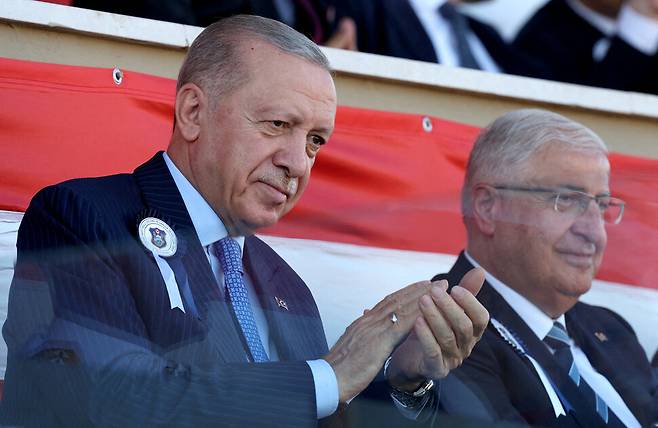 레제프 타이이프 에르도안 대통령(왼쪽)이 2024년 8월31일(현지시각) 야사르 굴러 국방장관과 함께 튀르키예 이스탄불에서 해군사관학교 졸업식에 참석하고 있다. 이스탄불/로이터 연합뉴스