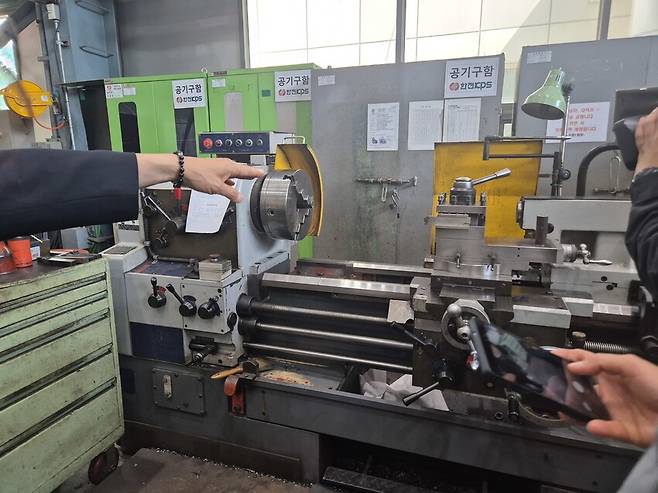 2025년 6월2일 사고가 발생한 설비 내부 모습. 사고를 일으킨 원형 회전체가 그대로 밖에 노출돼 있어 사람의 몸과 닿기 쉬운 구조다. 신다은 기자