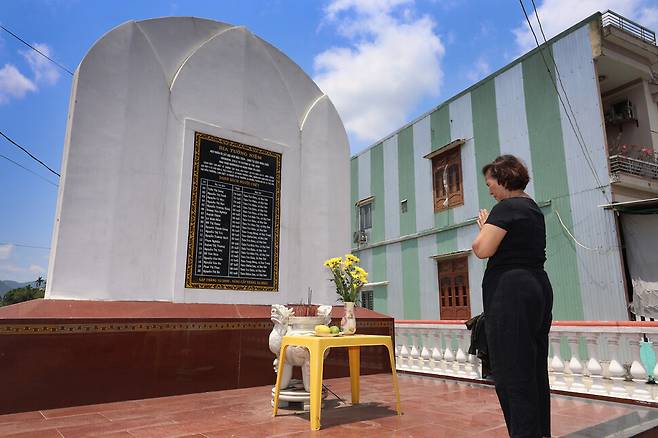 응우옌티자인이 2024년 새로 세워진 주이선 학살 위령비를 찾아 할아버지와 어머니를 기리고 있다.