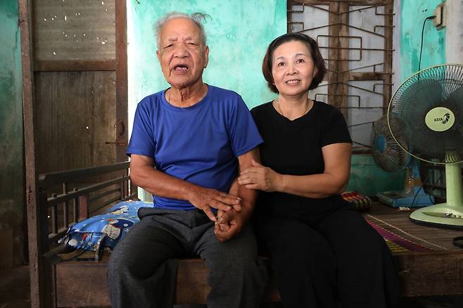 응우옌티자인(오른쪽)이 자신의 생명을 구해준 판짜 할아버지와 손을 맞잡은 채 이야기하고 있다.