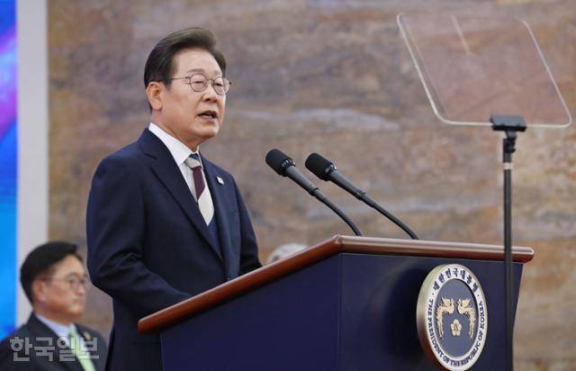 이재명 대통령이 4일 국회 로텐더홀에서 열린 제21대 대통령 취임선서를 한 뒤 '국민께 드리는 말씀'을 발표하고 있다. 국회사진기자단