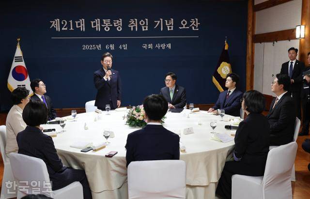 이재명 대통령이 4일 오전 국회 사랑재에서 국회의장과 정당대표와의 오찬에 참석해 인사말을 하고 있다. 이 대통령의 오른쪽부터 시계 방향으로 우원식 국회의장, 김용태 국민의힘 비상대책위원장, 천하람 개혁신당 당대표 권한대행, 용혜인 기본소득당 대표, 한창민 사회민주당 대표, 김재연 진보당 상임대표, 김선민 조국혁신당 당대표 권한대행, 박찬대 더불어민주당 원내대표 겸 당대표 직무대행. 고영권 기자