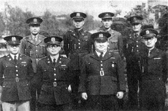 6.25 발발 이전에 찍은 것으로 추정되는 국군 수뇌부 사진. 앞줄 두 번째부터 정일권 장군, 채병덕 장군(총참모장), 김백일 장군. 위키미디어 커먼즈