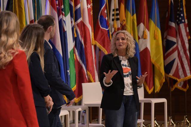 5월 21일 미국 뉴욕 타임스센터에서 열린 ‘INMA 2025(International News Media Association 2025) 세계 총회’에서 뉴질랜드 언론사 스터프(Stuff)의 시네이드 바우처 대표가 발표하고 있다. INMA 제공