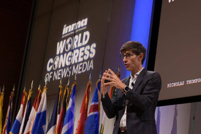 지난달 22일 미국 뉴욕 타임스센터에서 열린 ‘INMA 2025(International News Media Association 2025) 세계 총회’ 에서 미국 잡지사 ‘디 애틀랜틱’의 니콜라스 톰슨 최고경영자가 발표하고 있다. INMA 제공