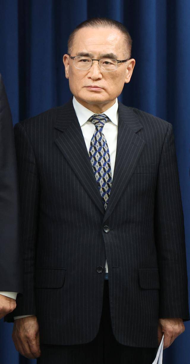 이재명 대통령이 4일 서울 용산 대통령실 청사에서 열린 인사브리핑에서 새 정부 첫인사 발표를 하는 가운데 위성락 안보실장이 서 있다. 왕태석 선임기자