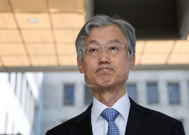 조희대 대법원장이 5일 서울 서초구 대법원으로 출근하며 '대법관 증원법' 관련 입장을 밝히고 있다. 뉴시스